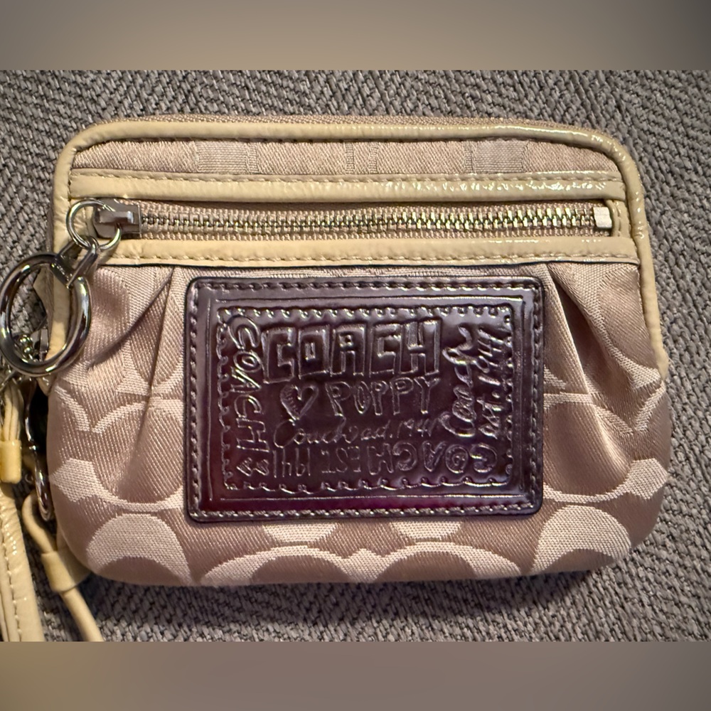 Coach Poppy Beige Wristlet with Dark Silver Patch - Picture 2 of 12